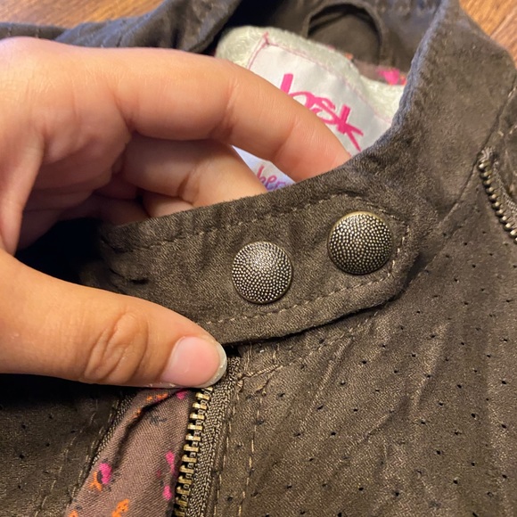 Cute zipper jacket woth floral inside! - Picture 6 of 9